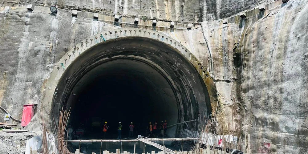 निर्माणाधीन सिद्धबाबा सुरुङमार्गको काम तीव्र गतिमा अगाडि बढ्दै