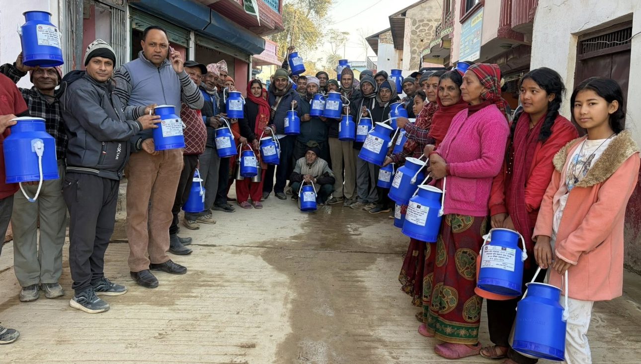 रिब्दीकोट १ का ८० किसानलाई दूध राख्ने क्यान वितरण