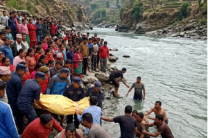 कालिगण्डकी नदीमा पौडि खेल्ने क्रममा डुबेर बेपत्ता भएका दुई मध्ये एक जनाको शव फेला